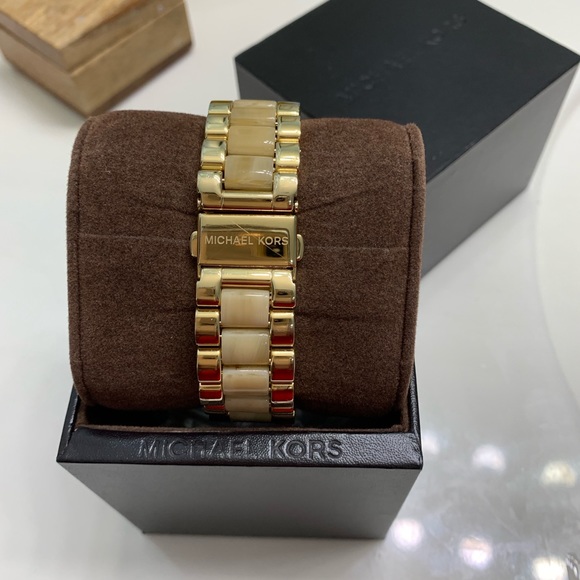 Like new unisex Michael Kors Watch. - Picture 2 of 2